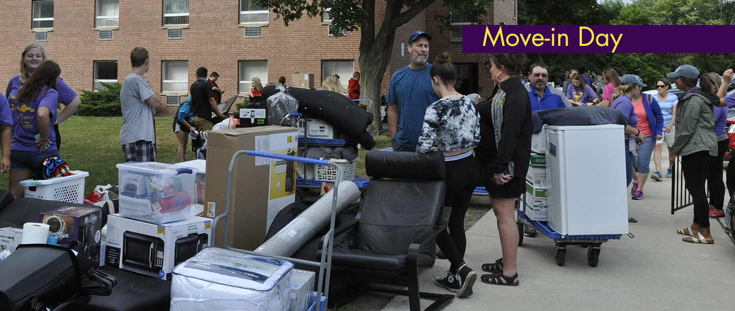 Students with their personal belongings in the chaos of move in day to the dorms