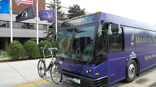 Minnesota State University, Mankato bus in-front of the Centennial Student Union