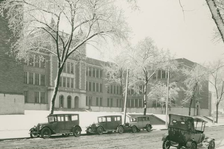 a group of cars parked in front of a building