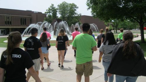 Large group of students walking infront of the fountain