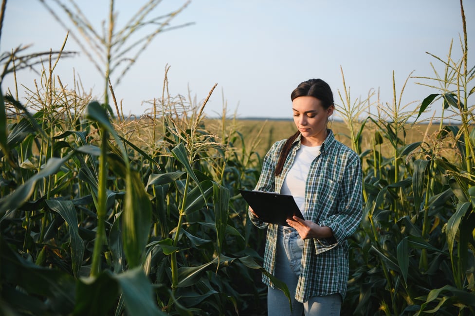Women agronomist in field.