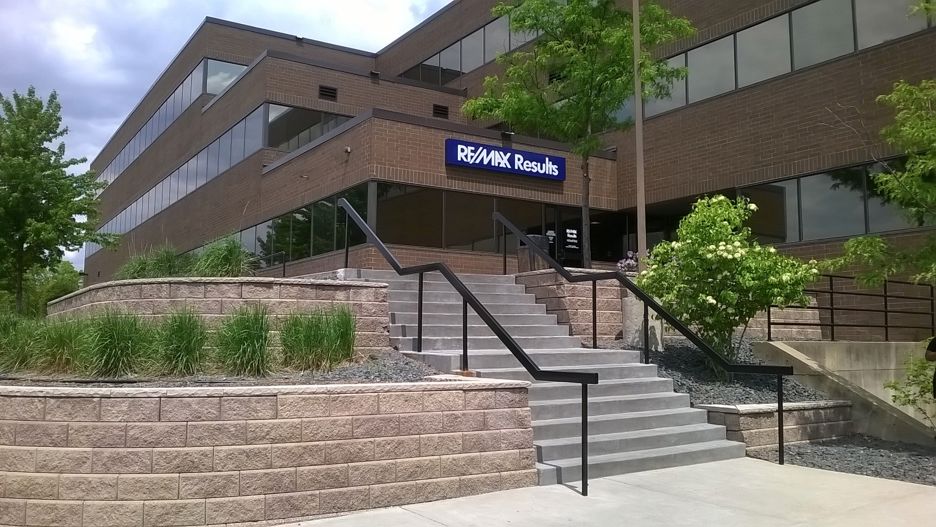 West entrance access to Minnesota State University at Edina from the Remax building