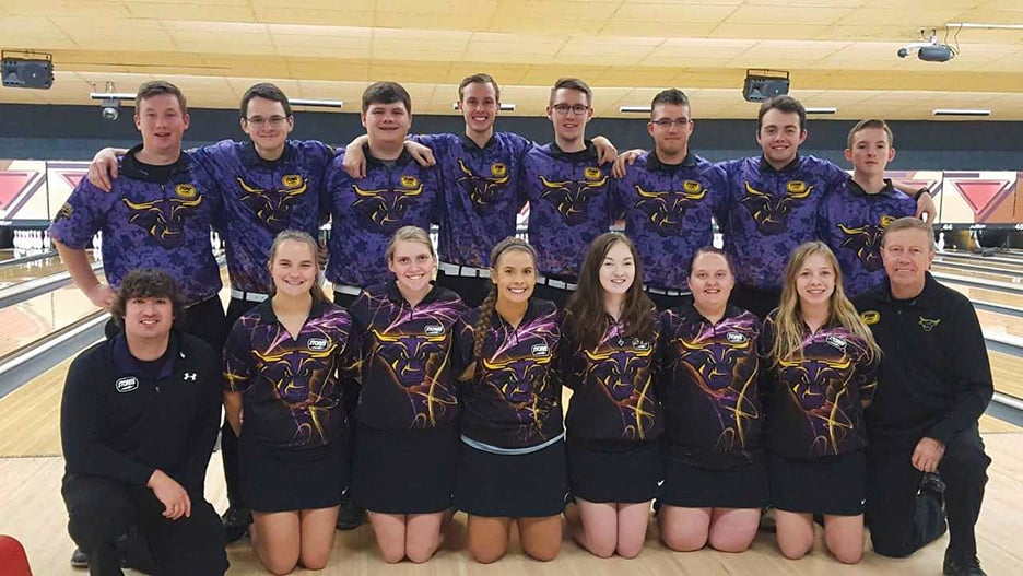 Bowling team of Minnesota State University including 6 female and 8 males with 2 faculty members